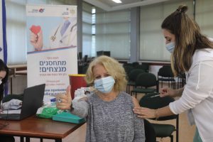 מתחסנת בבית גיל הזהב כפר סבא