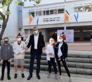 ראש העיר רפי סער עם תלמידי בי"ס יצחק שדה