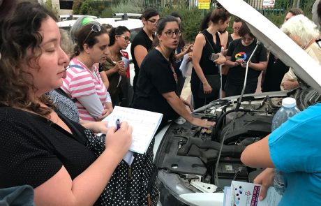 הקיץ הזה תדעי לתקן פנצ'ר:עיריית כפר סבא קיימה סדנה לתחזוקת רכב מעשית לנשות העיר