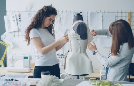 בין שולחן הגזירה למסך המחשב: כך נראים לימודי אופנה מקצועיים ב-2026