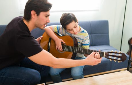 מה לימוד גיטרה עושה לסבלנות של בני נוער בעידן הטיקטוק