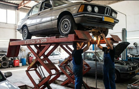 המדריך המלא לבחירת מתקני הרמה למפעל ולמוסך