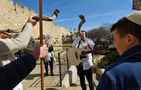 בר מצווה בכותל עם צלמים ואטרקציות