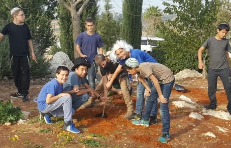 עולים ונוטעים שורשים: משפחות שצפוית לעלות לארץ בקרוב הגיעו לסיור נטיעות