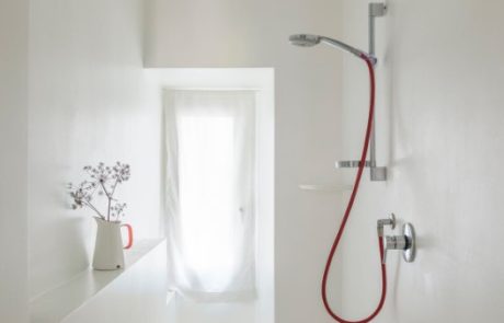 שדרוג עיצוב המקלחת עם פתרונות אחסון ואביזרים