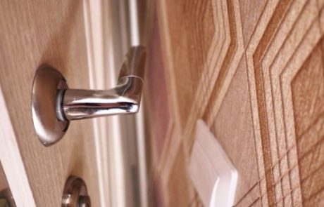 חדשנות בעיצוב ופרקטיות: פתרונות לדלתות פנים