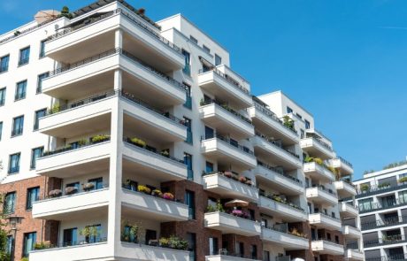 מעקות ברזל ומדרגות מתכת לחוץ – פתרונות מושלמים לעיצוב ובטיחות