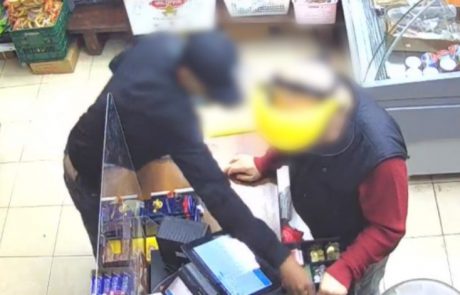 צפו בתיעוד המזעזע: מנהל מרכול בן 70 נשדד באכזריות